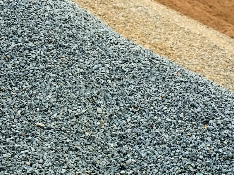 Areia e pedra lado a lado no depósito