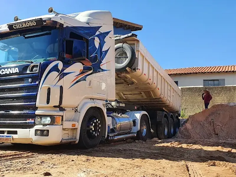 Carreta basculante usada no serviço de frete