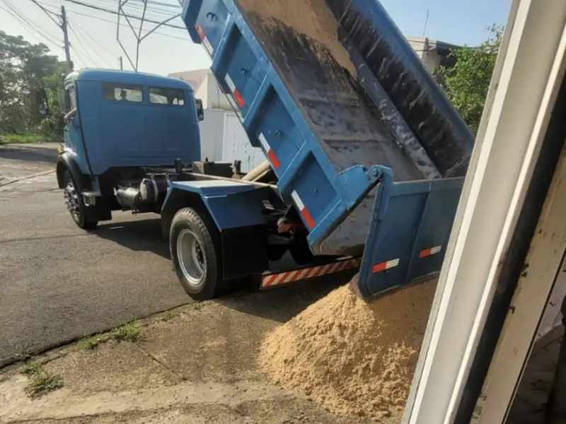 Caminhão basculante da Donato descarregando areia
