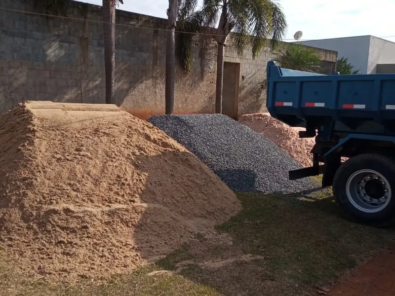 Entrega de areia e pedra em obra