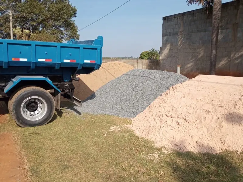 Pilhas de pedra e areia entregues