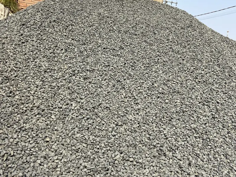 Pilha de pedra 1 (brita 1) no depósito