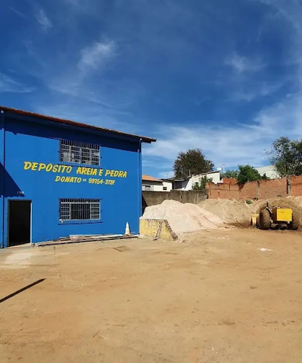 Fachada azul do Depósito Areia e Pedra Donato em Americana